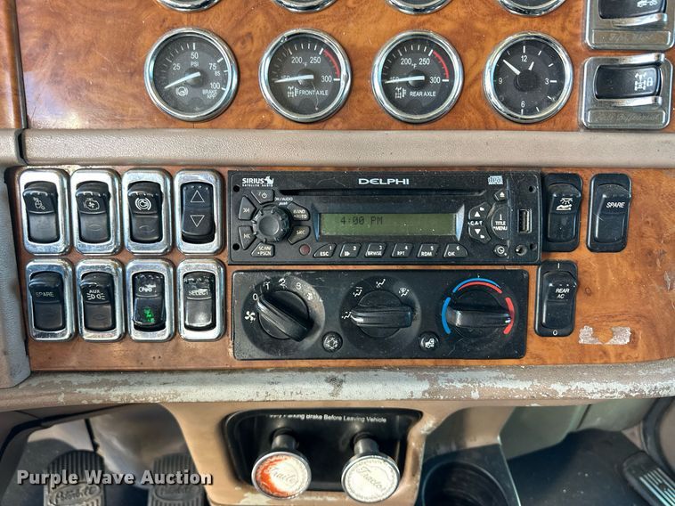 image for item ER8155 2007 Peterbilt 379 semi truck