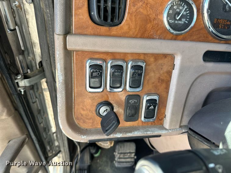 image for item ER8155 2007 Peterbilt 379 semi truck