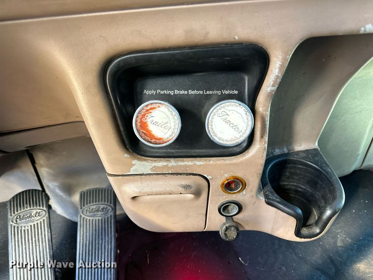 image for item ER8155 2007 Peterbilt 379 semi truck