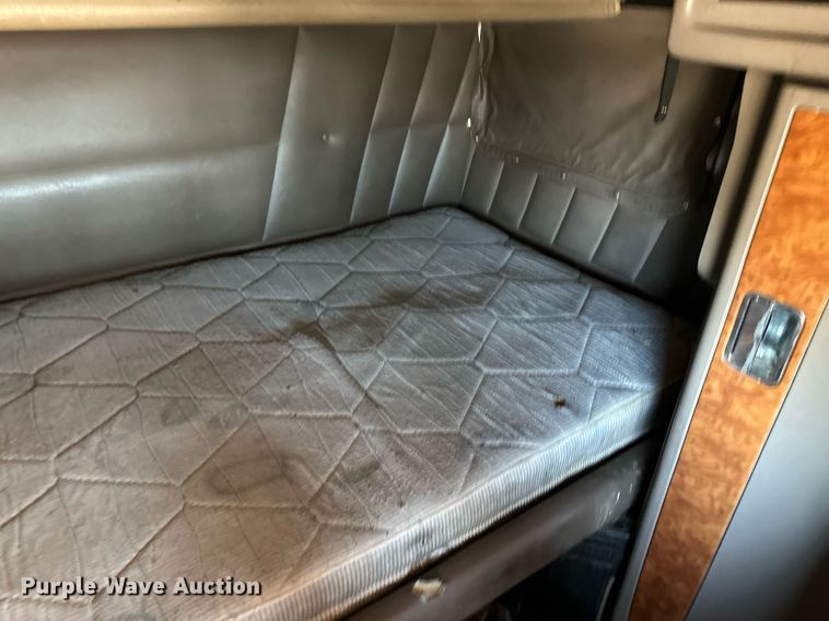 image for item ER8155 2007 Peterbilt 379 semi truck