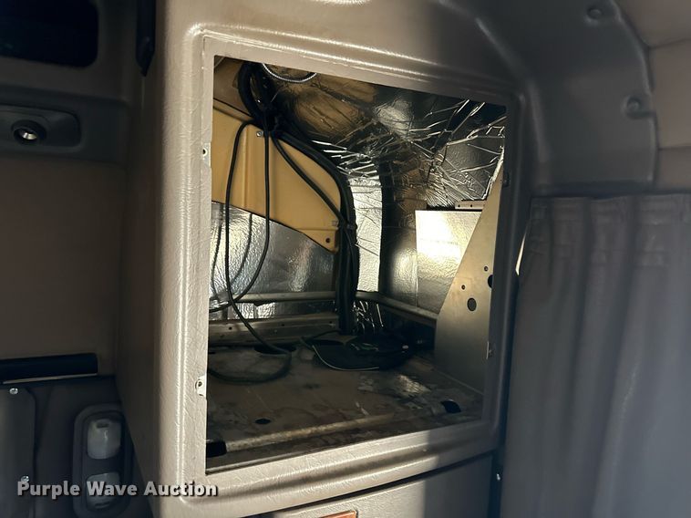 image for item ER8155 2007 Peterbilt 379 semi truck