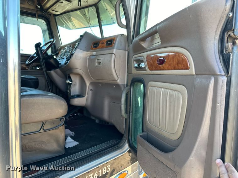 image for item ER8155 2007 Peterbilt 379 semi truck