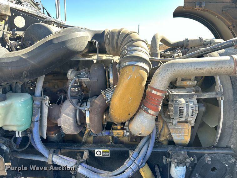 image for item ER8155 2007 Peterbilt 379 semi truck