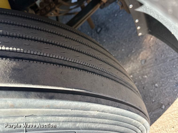 image for item ER8155 2007 Peterbilt 379 semi truck