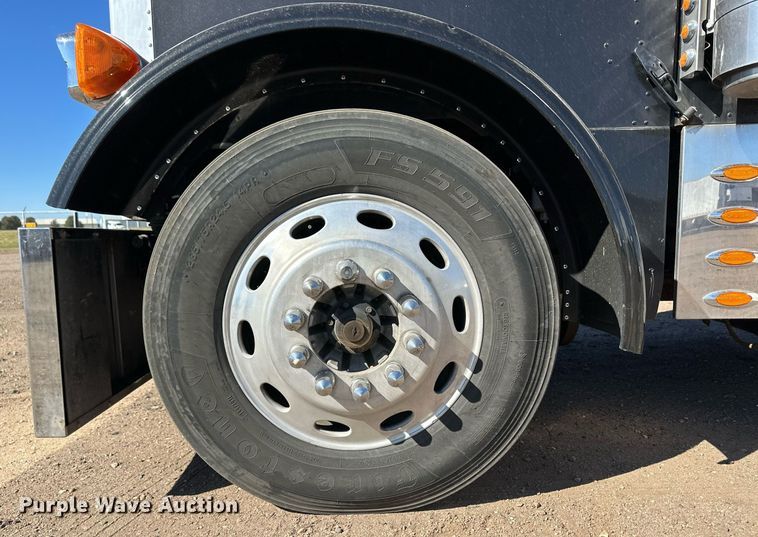 image for item ER8155 2007 Peterbilt 379 semi truck