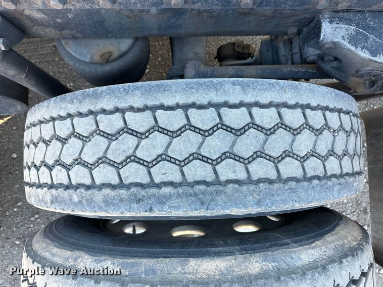 image for item ER8155 2007 Peterbilt 379 semi truck