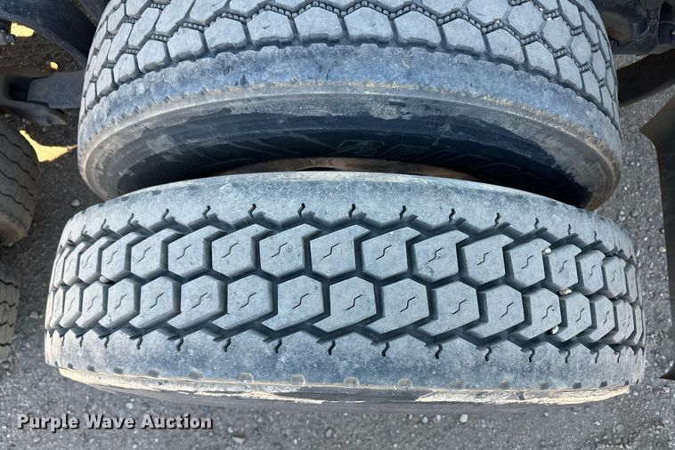 image for item ER8155 2007 Peterbilt 379 semi truck