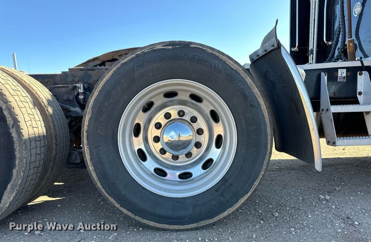 image for item ER8155 2007 Peterbilt 379 semi truck