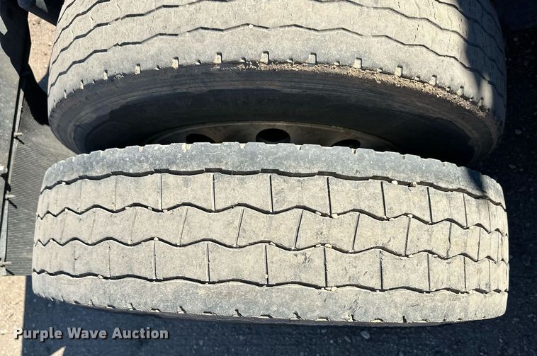 image for item ER8155 2007 Peterbilt 379 semi truck