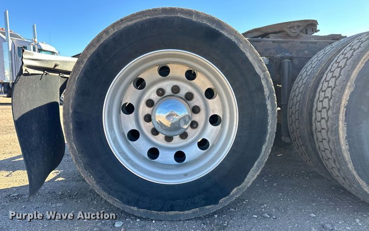 image for item ER8155 2007 Peterbilt 379 semi truck