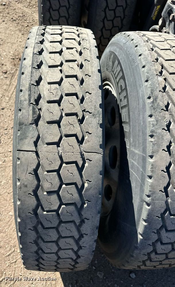 image for item ER8155 2007 Peterbilt 379 semi truck