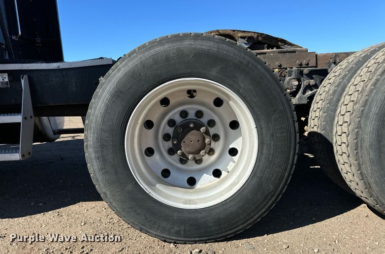 image for item ER8155 2007 Peterbilt 379 semi truck