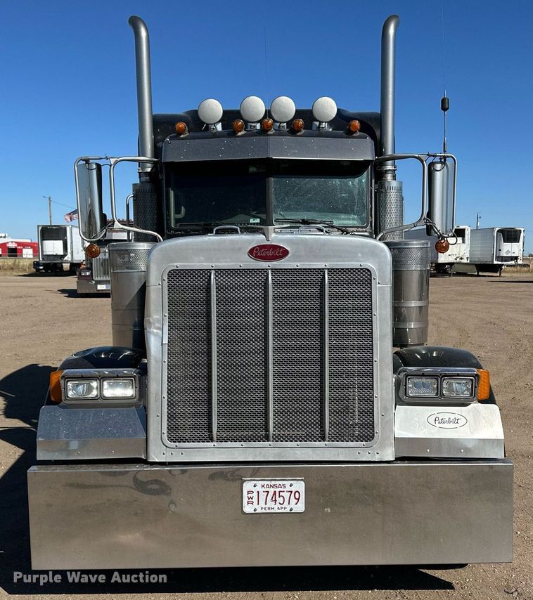 image for item ER8156 2006 Peterbilt 379 semi truck