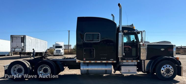 image for item ER8156 2006 Peterbilt 379 semi truck