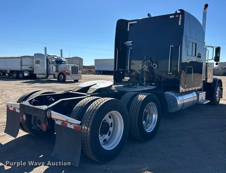 image for item ER8156 2006 Peterbilt 379 semi truck