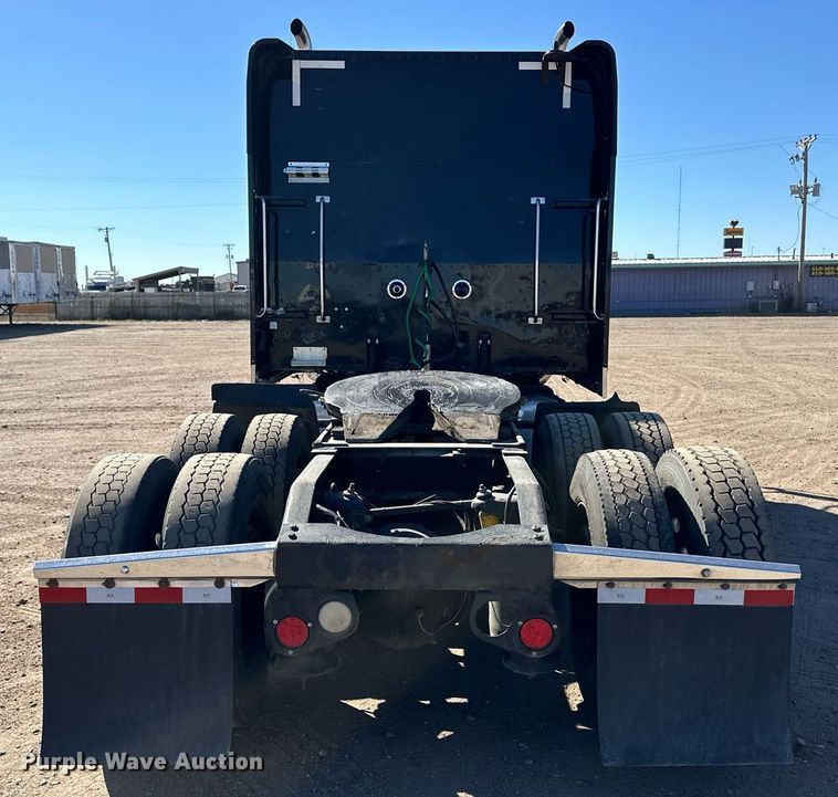 image for item ER8156 2006 Peterbilt 379 semi truck