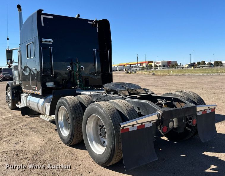 image for item ER8156 2006 Peterbilt 379 semi truck
