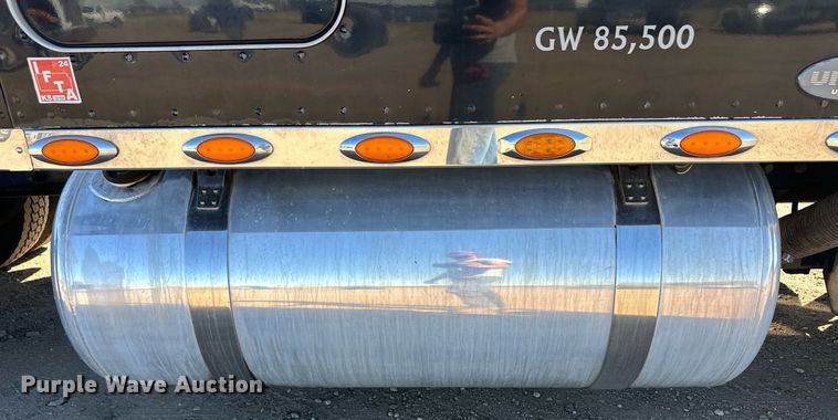 image for item ER8156 2006 Peterbilt 379 semi truck