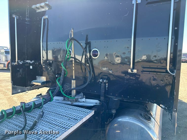 image for item ER8156 2006 Peterbilt 379 semi truck