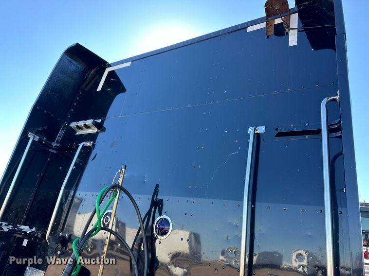 image for item ER8156 2006 Peterbilt 379 semi truck