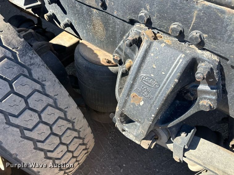 image for item ER8156 2006 Peterbilt 379 semi truck