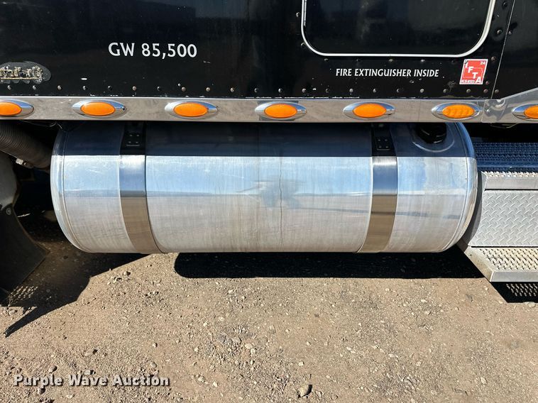 image for item ER8156 2006 Peterbilt 379 semi truck