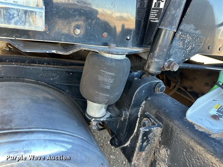 image for item ER8156 2006 Peterbilt 379 semi truck