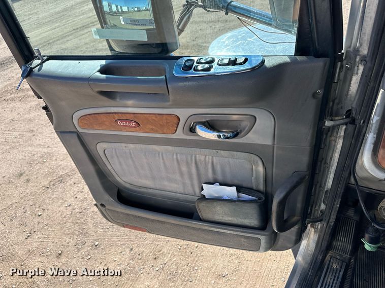 image for item ER8156 2006 Peterbilt 379 semi truck