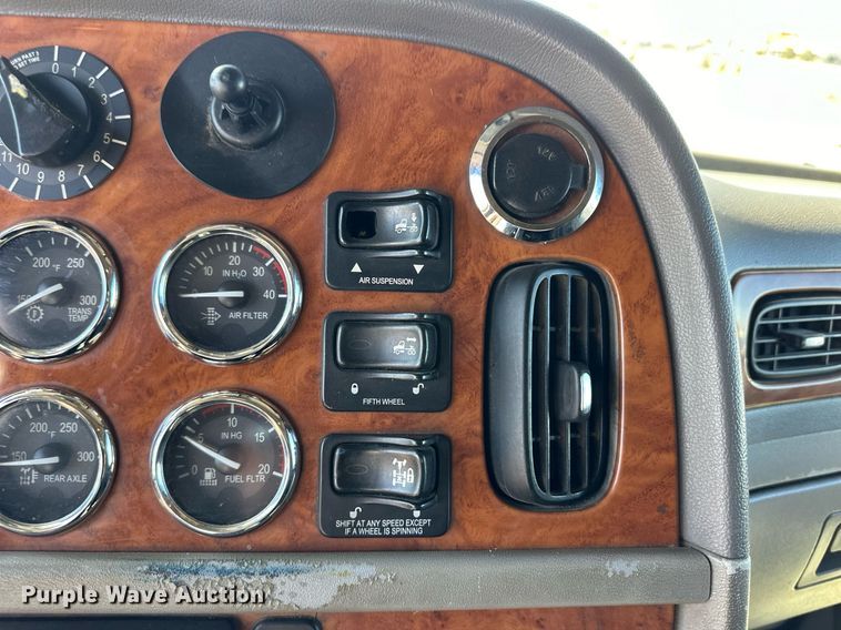 image for item ER8156 2006 Peterbilt 379 semi truck