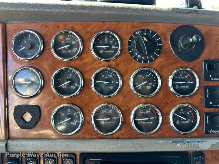 image for item ER8156 2006 Peterbilt 379 semi truck