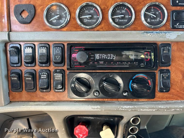 image for item ER8156 2006 Peterbilt 379 semi truck