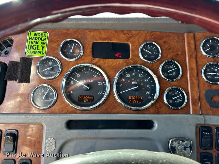 image for item ER8156 2006 Peterbilt 379 semi truck