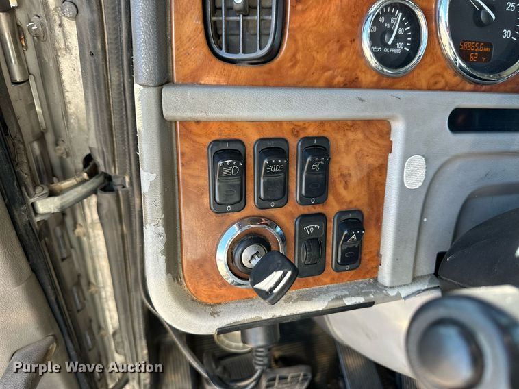 image for item ER8156 2006 Peterbilt 379 semi truck