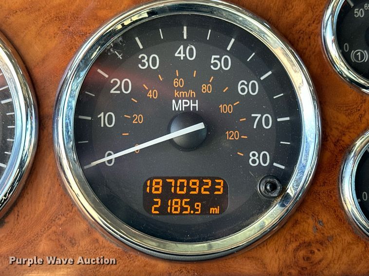 image for item ER8156 2006 Peterbilt 379 semi truck