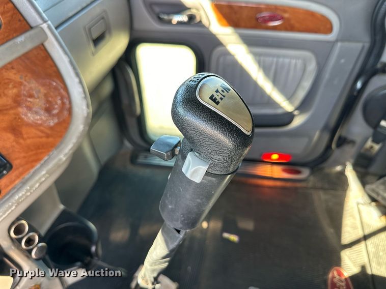 image for item ER8156 2006 Peterbilt 379 semi truck