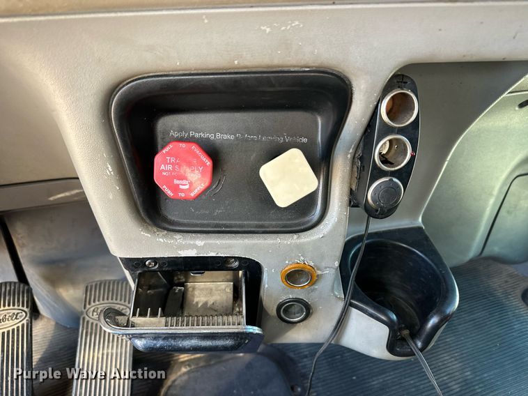 image for item ER8156 2006 Peterbilt 379 semi truck