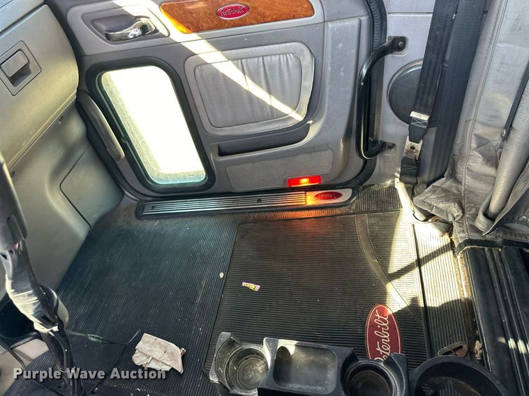 image for item ER8156 2006 Peterbilt 379 semi truck