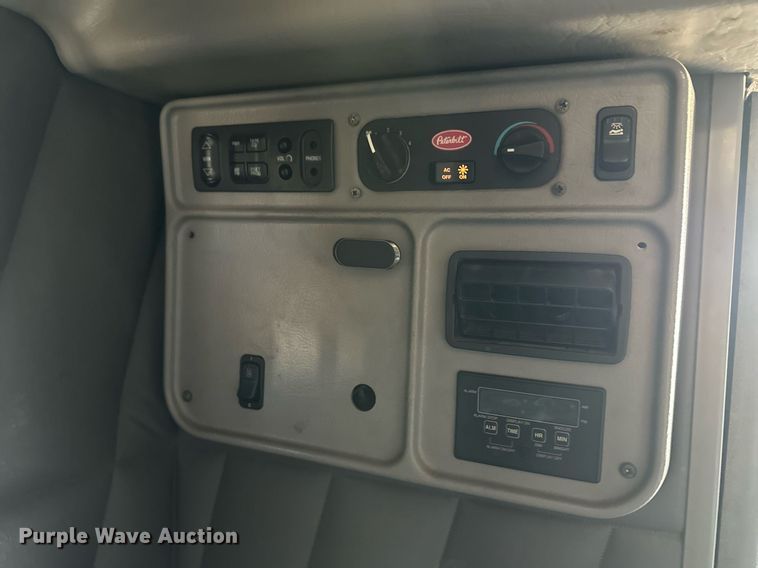 image for item ER8156 2006 Peterbilt 379 semi truck