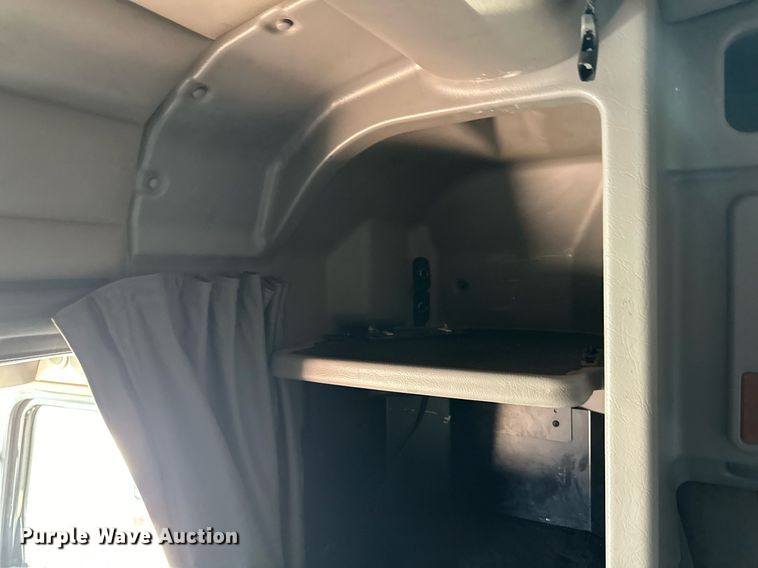 image for item ER8156 2006 Peterbilt 379 semi truck