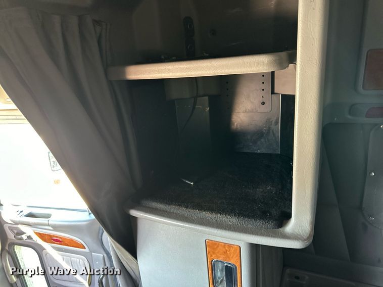 image for item ER8156 2006 Peterbilt 379 semi truck