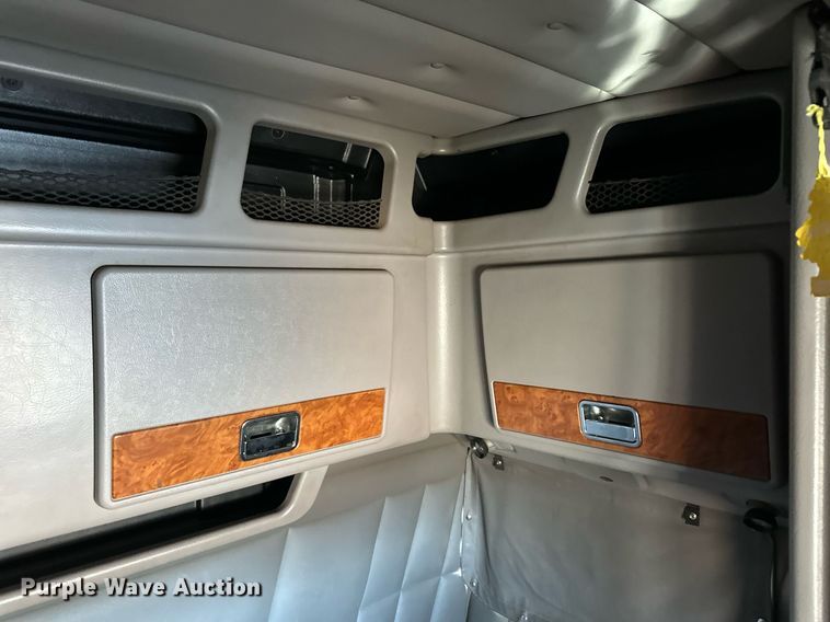 image for item ER8156 2006 Peterbilt 379 semi truck