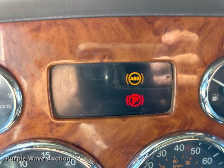 image for item ER8156 2006 Peterbilt 379 semi truck