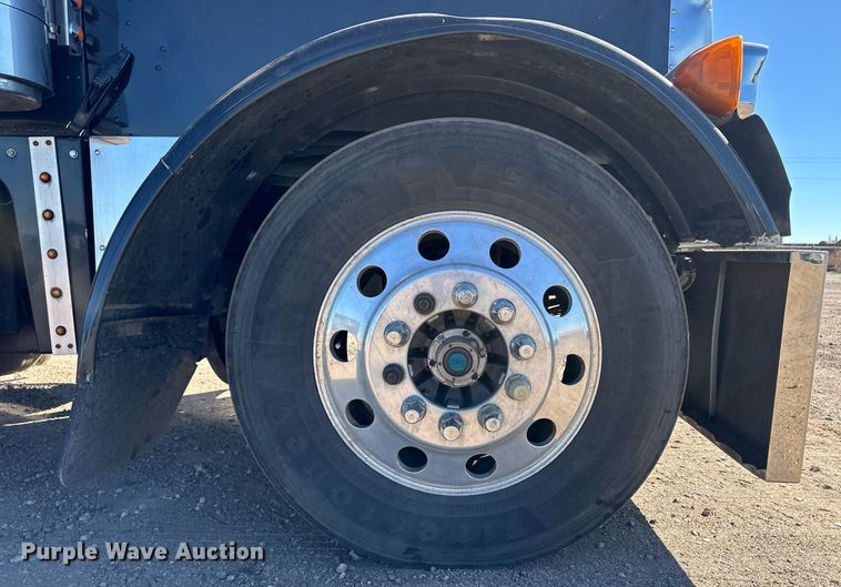 image for item ER8156 2006 Peterbilt 379 semi truck