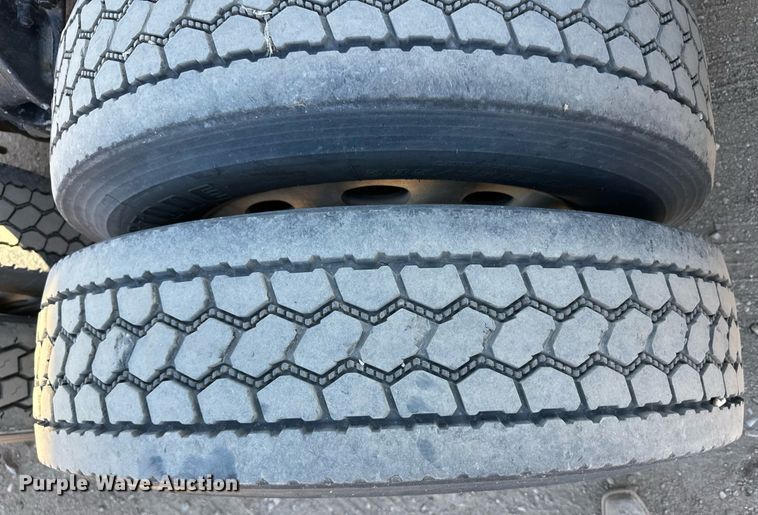 image for item ER8156 2006 Peterbilt 379 semi truck