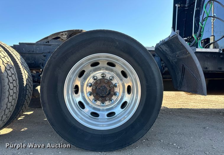 image for item ER8156 2006 Peterbilt 379 semi truck