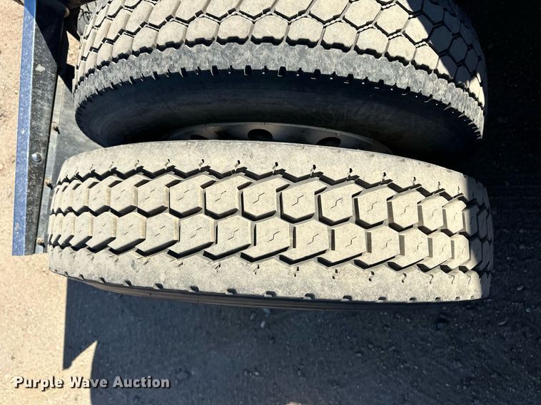 image for item ER8156 2006 Peterbilt 379 semi truck