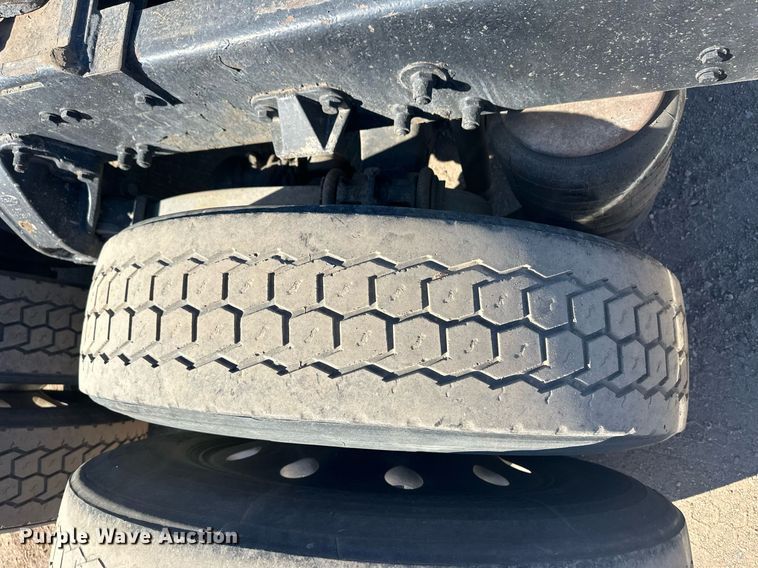 image for item ER8156 2006 Peterbilt 379 semi truck