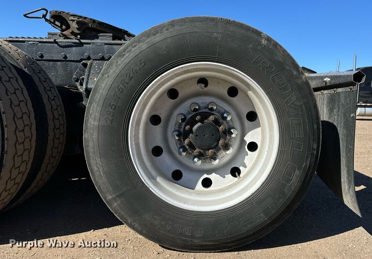 image for item ER8156 2006 Peterbilt 379 semi truck