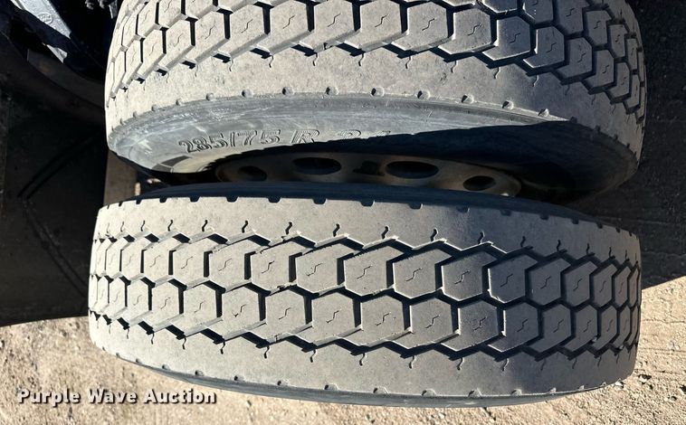 image for item ER8156 2006 Peterbilt 379 semi truck