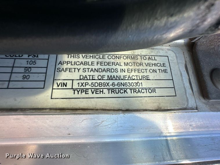 image for item ER8156 2006 Peterbilt 379 semi truck